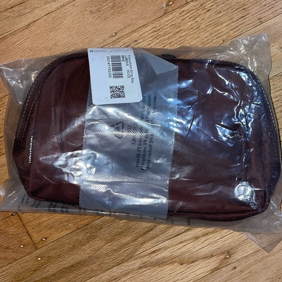 NWT LULULEMON Everywhere Sling Bag UNISEX Brown Earth  SOLD OUT RARE AUTHENTIC - Picture 2 of 7